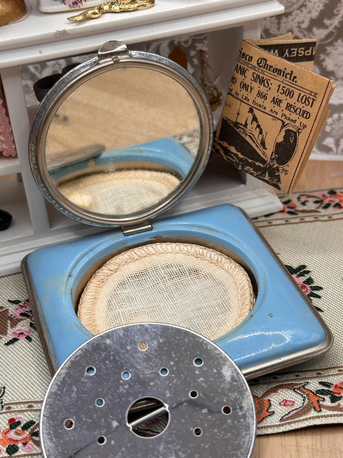 1940s Statue of Liberty Blue Enamel Powder Compact with Metal Sifter – Vintage American Souvenir
