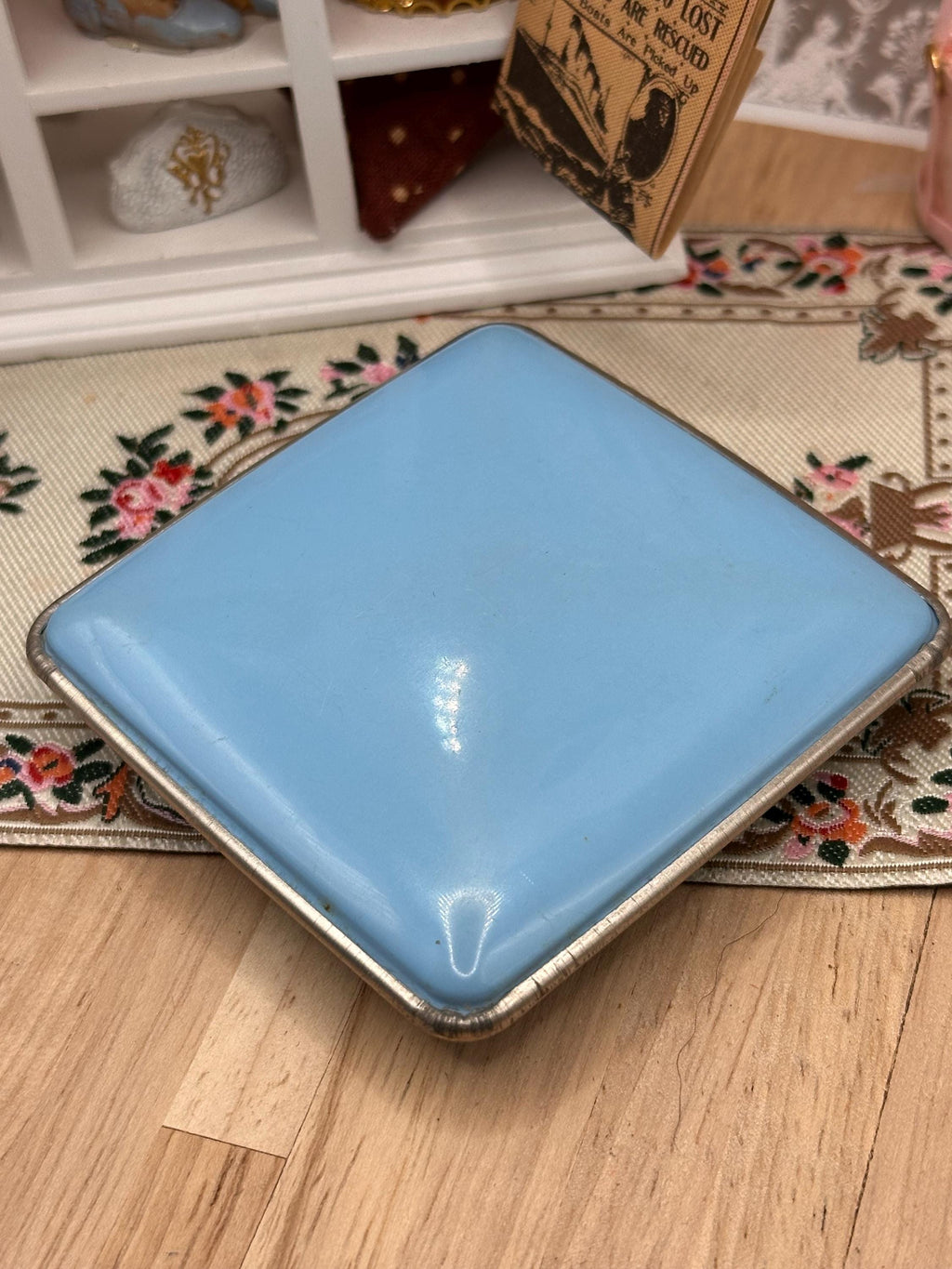 1940s Statue of Liberty Blue Enamel Powder Compact with Metal Sifter – Vintage American Souvenir