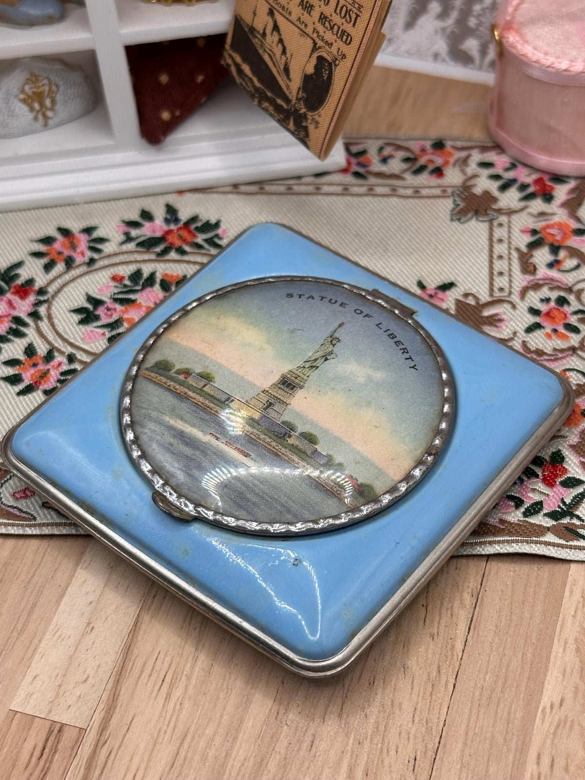 1940s Statue of Liberty Blue Enamel Powder Compact with Metal Sifter – Vintage American Souvenir