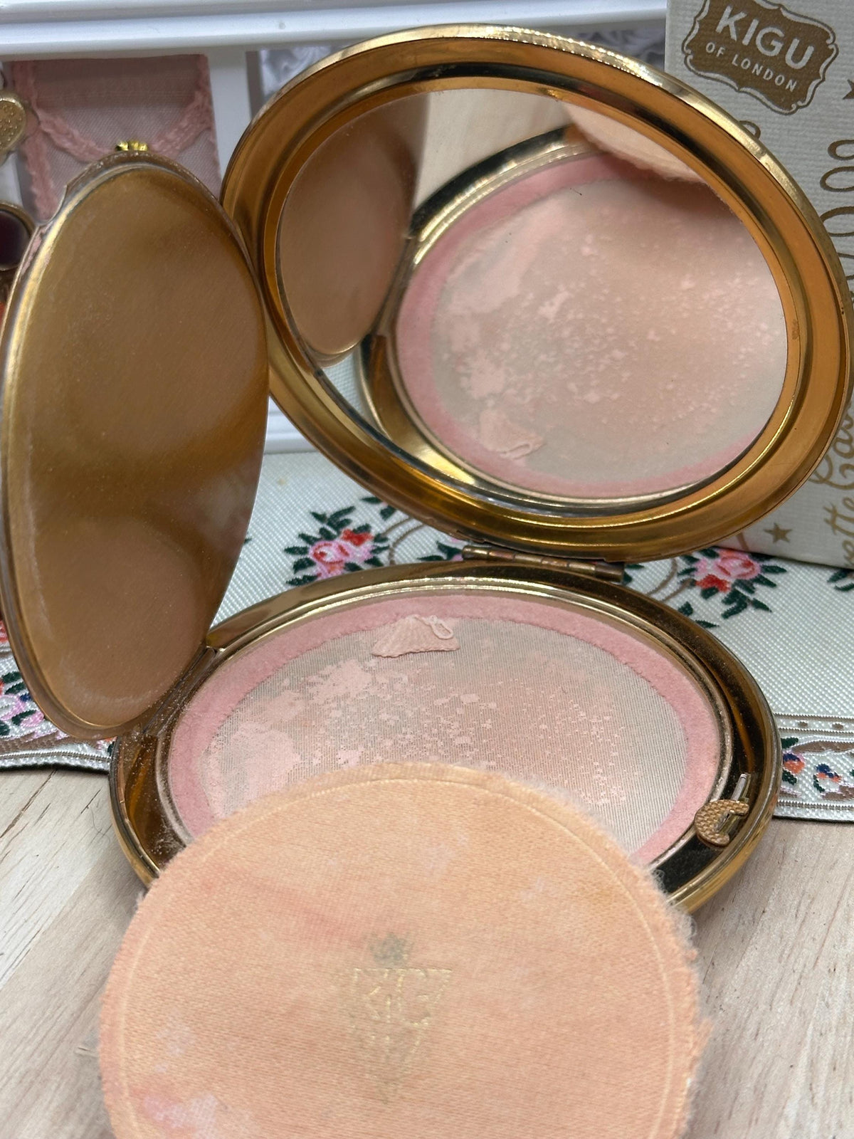 Vintage Kigu Powder Compact – 8cm – Original Box – Floral Embroidery