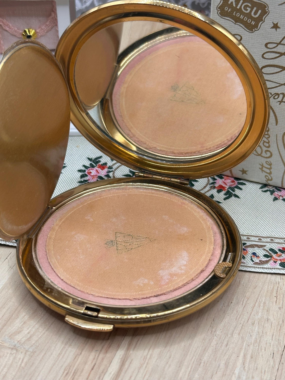 Vintage Kigu Powder Compact – 8cm – Original Box – Floral Embroidery