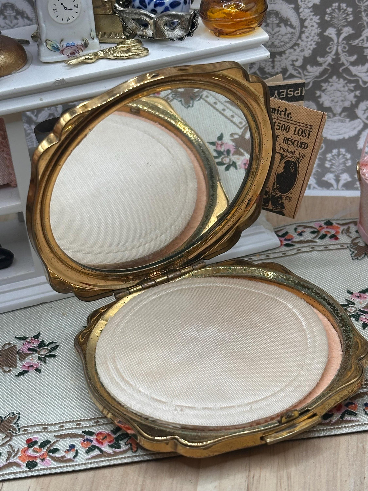 Vintage Melissa Gold-Tone Powder Compact – Birds & Floral Engraving
