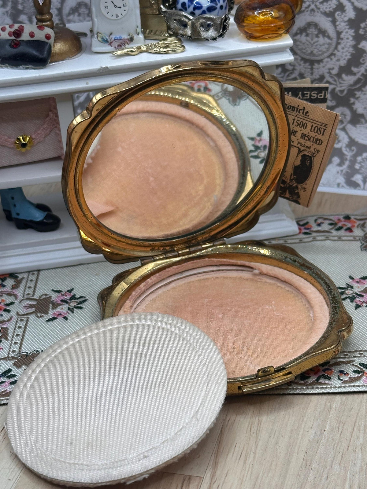 Vintage Melissa Gold-Tone Powder Compact – Birds & Floral Engraving