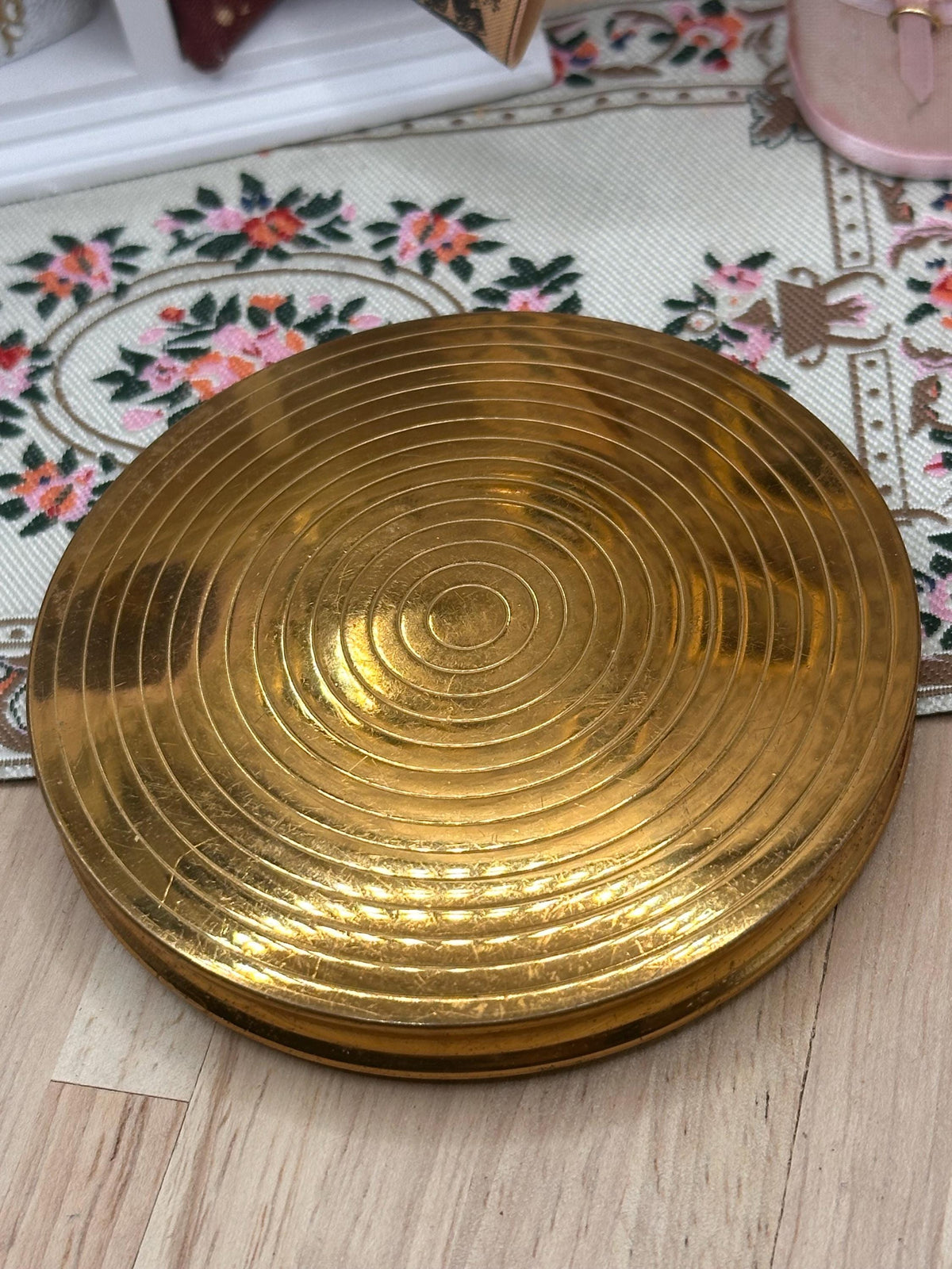 Vintage Mascot London Souvenir Powder Compact – Gold Tone, Embossed Landmarks, Made in England (8cm)