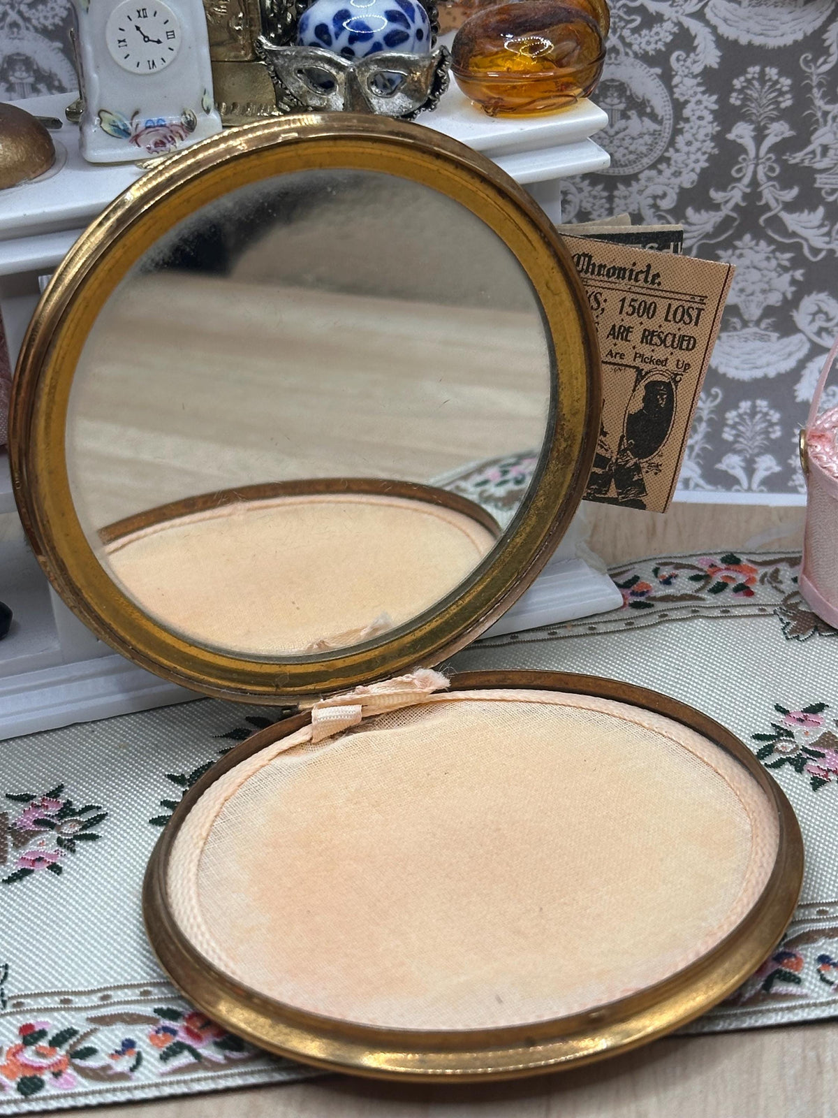 Vintage Mascot London Souvenir Powder Compact – Gold Tone, Embossed Landmarks, Made in England (8cm)