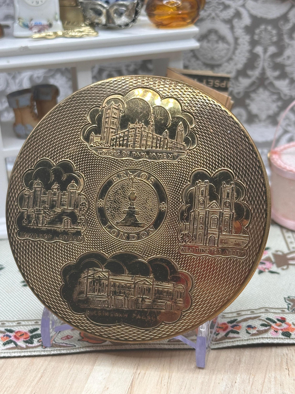 Vintage Mascot London Souvenir Powder Compact – Gold Tone, Embossed Landmarks, Made in England (8cm)