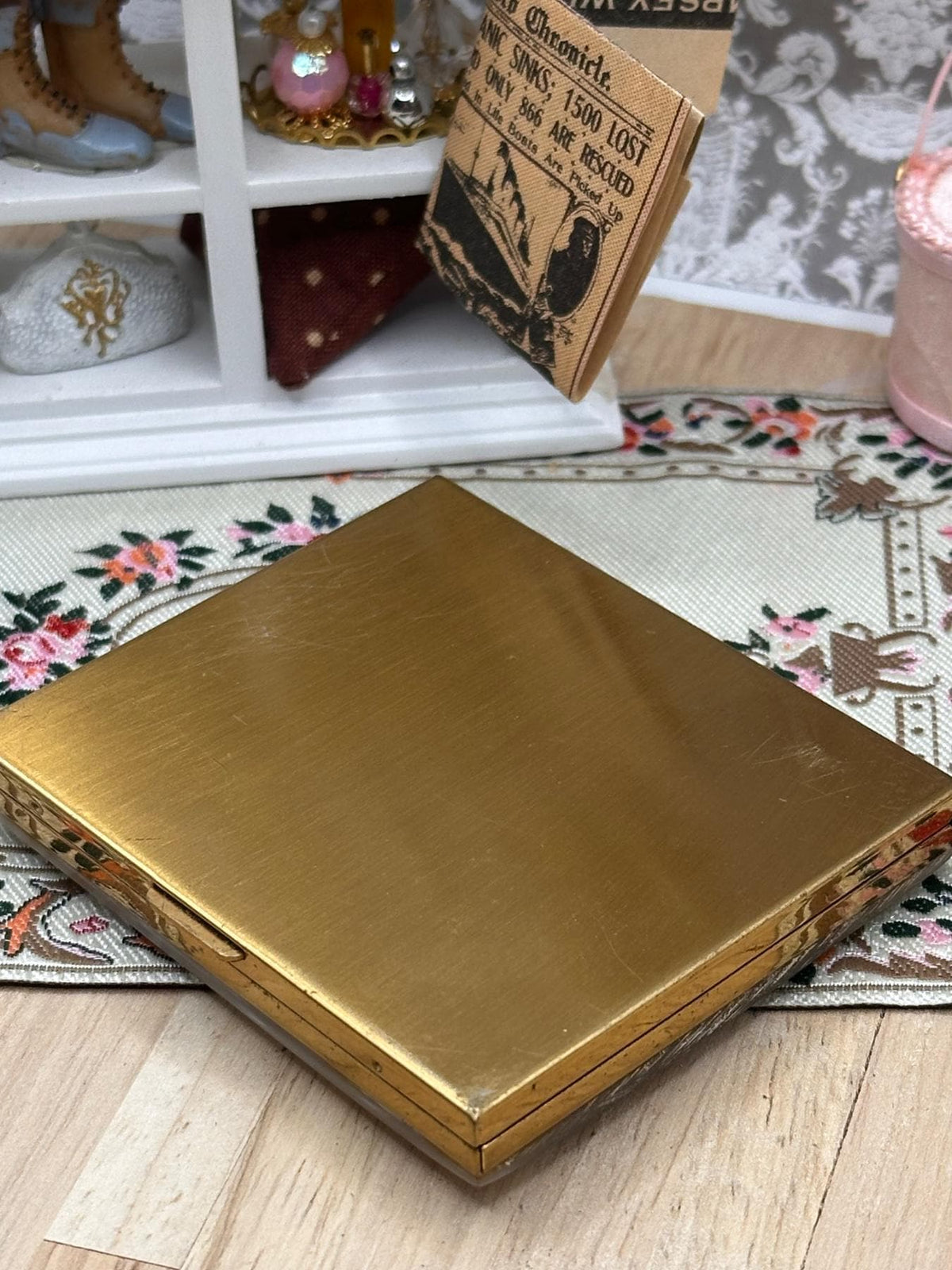 Vintage Marbled Lucite Spider Powder Compact with Original Puffs, Unused