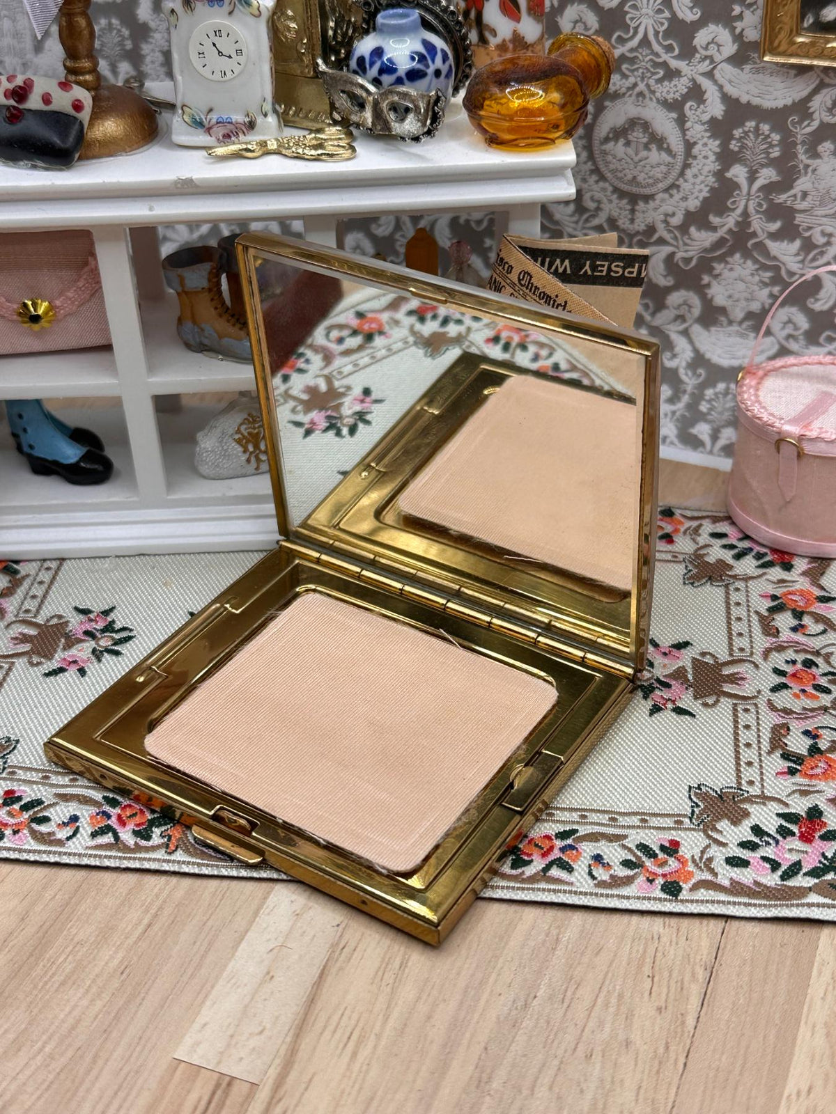 Vintage Marbled Lucite Spider Powder Compact with Original Puffs, Unused