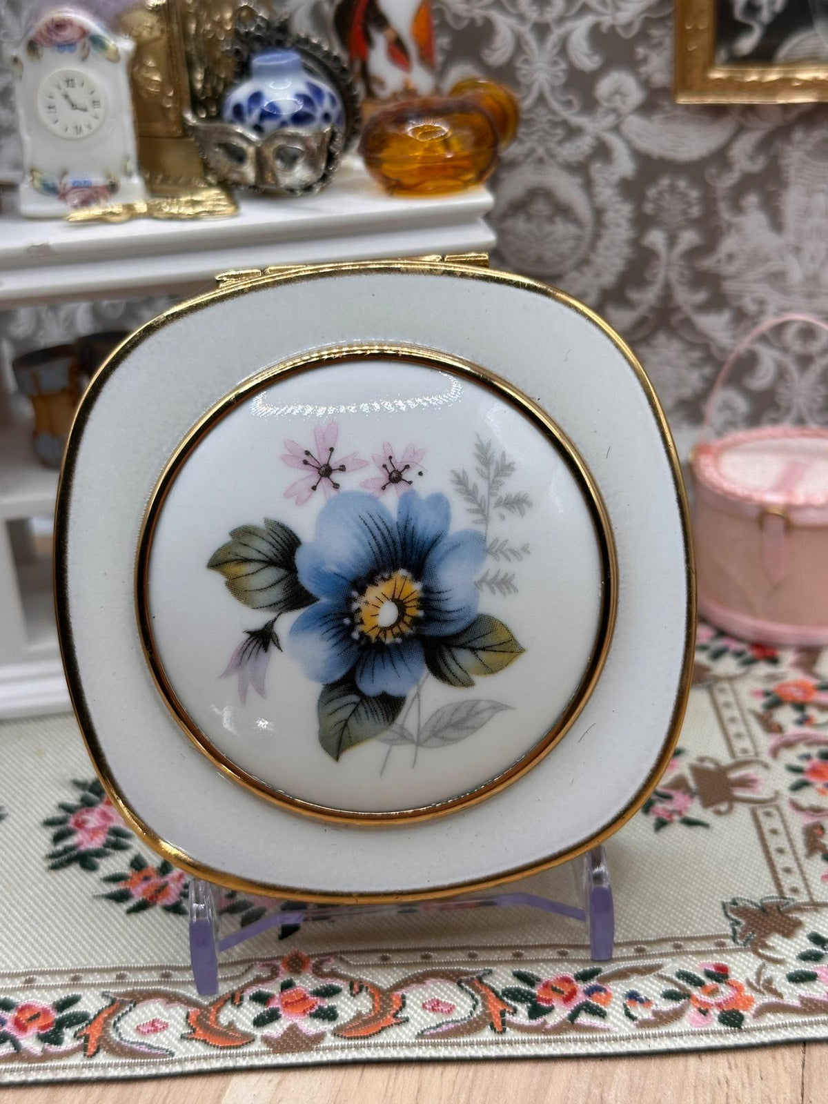 Vintage Floral Powder Compact White Panel Gold Tone Unbranded 1950s