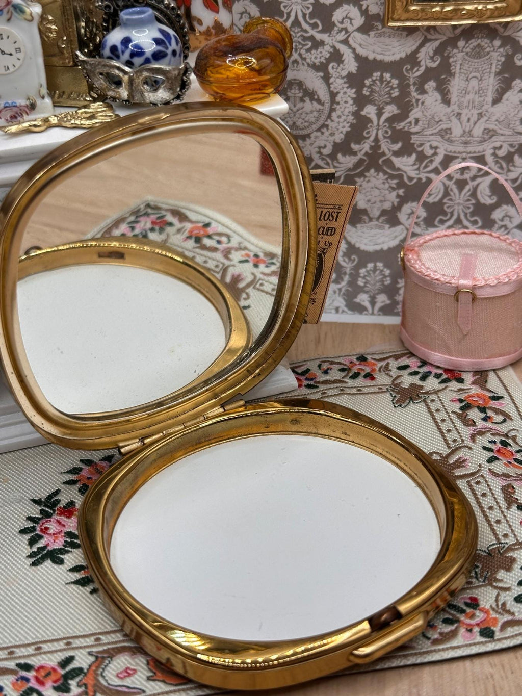 Vintage Floral Powder Compact White Panel Gold Tone Unbranded 1950s