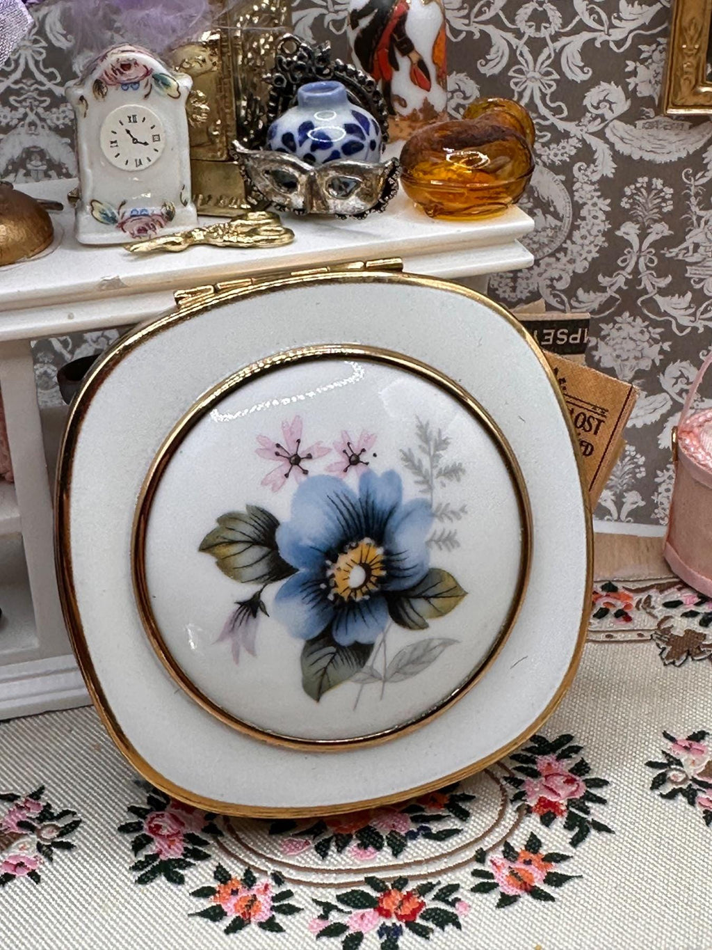 Vintage Floral Powder Compact White Panel Gold Tone Unbranded 1950s
