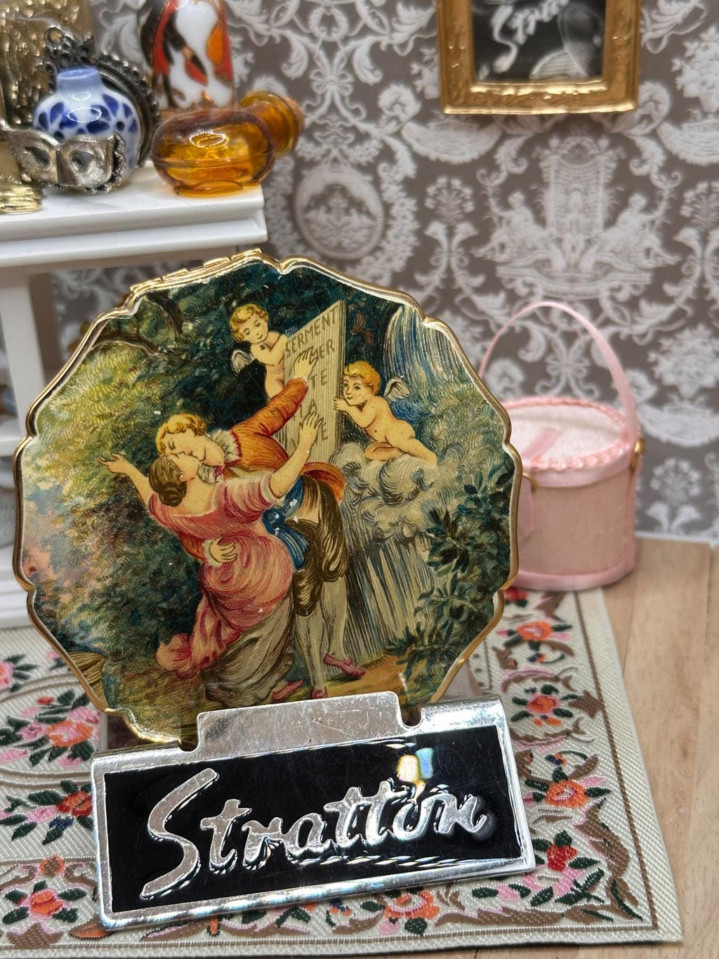 Vintage Stratton Powder Compact Romantic Scene Scalloped Gold Tone 1950s