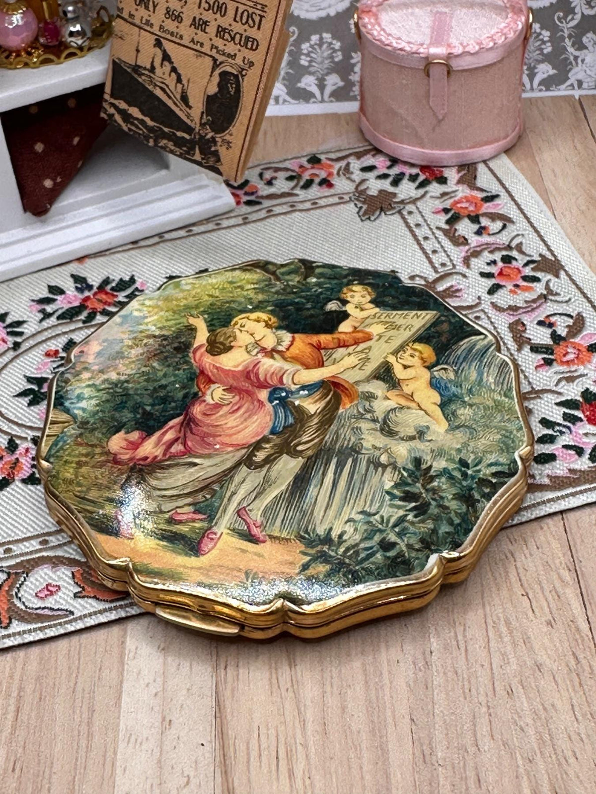 Vintage Stratton Powder Compact Romantic Scene Scalloped Gold Tone 1950s