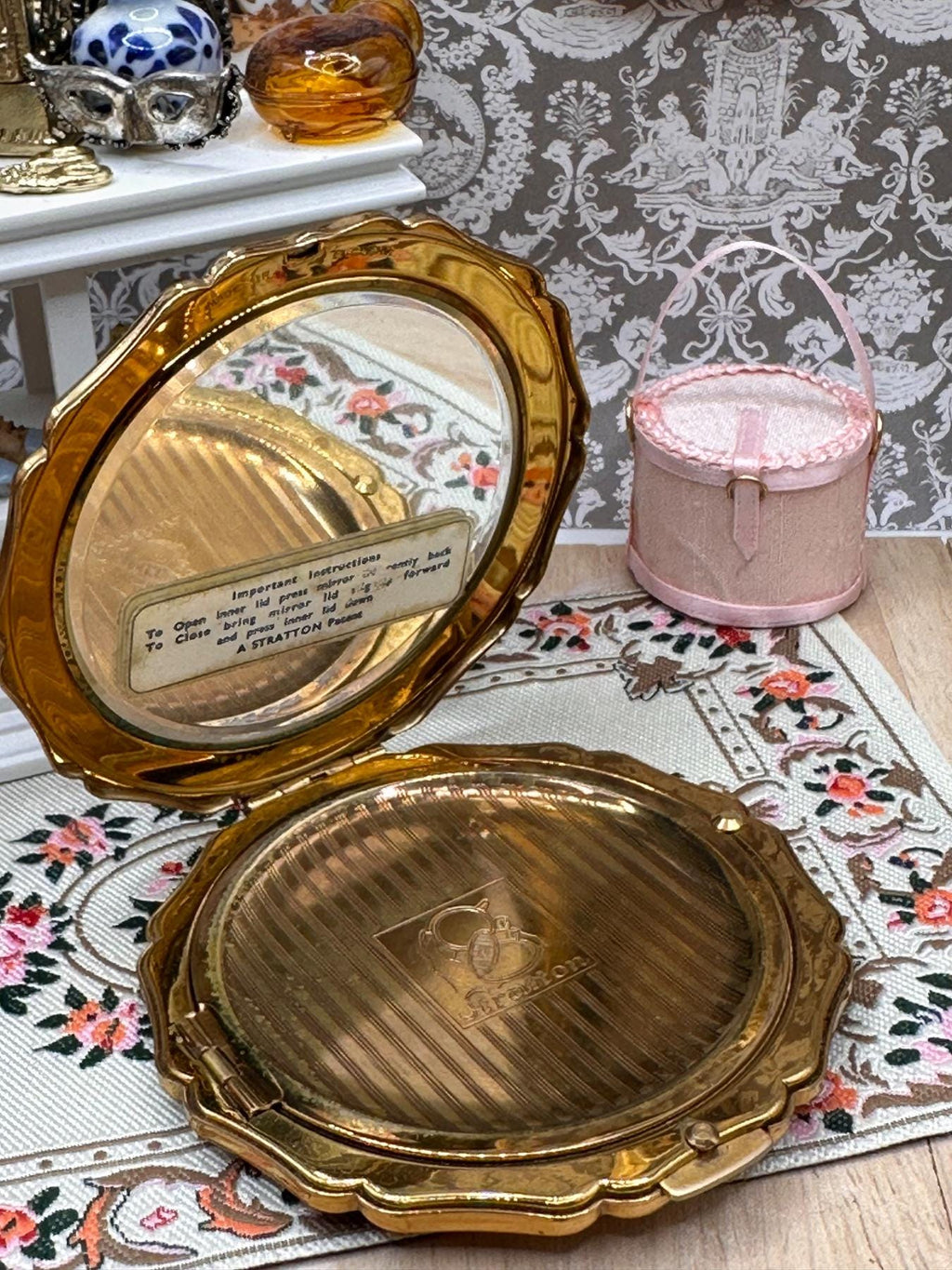 Vintage Stratton Powder Compact Romantic Scene Scalloped Gold Tone 1950s