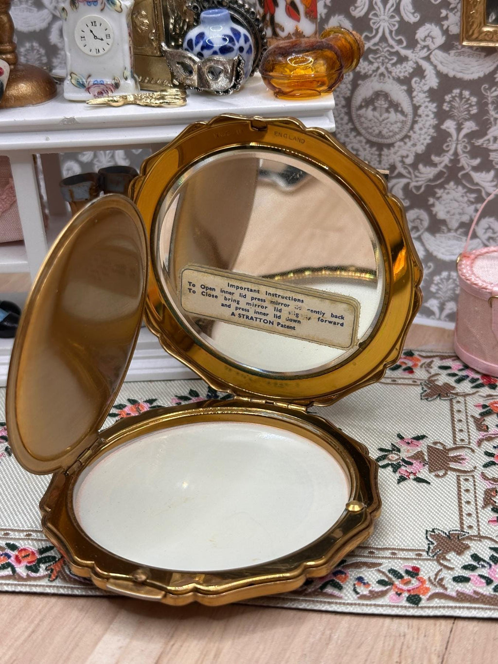 Vintage Stratton Powder Compact Romantic Scene Scalloped Gold Tone 1950s