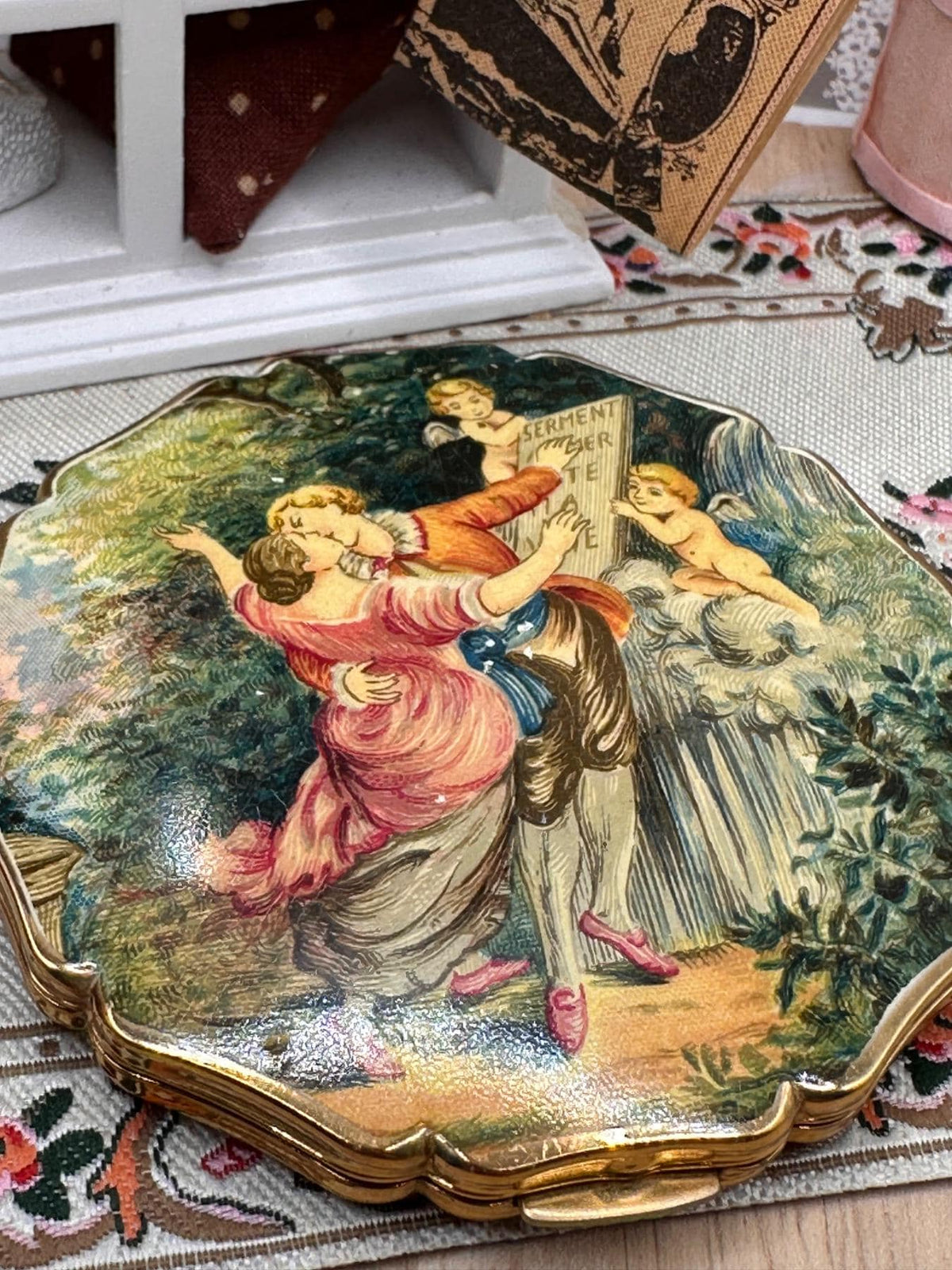 Vintage Stratton Powder Compact Romantic Scene Scalloped Gold Tone 1950s