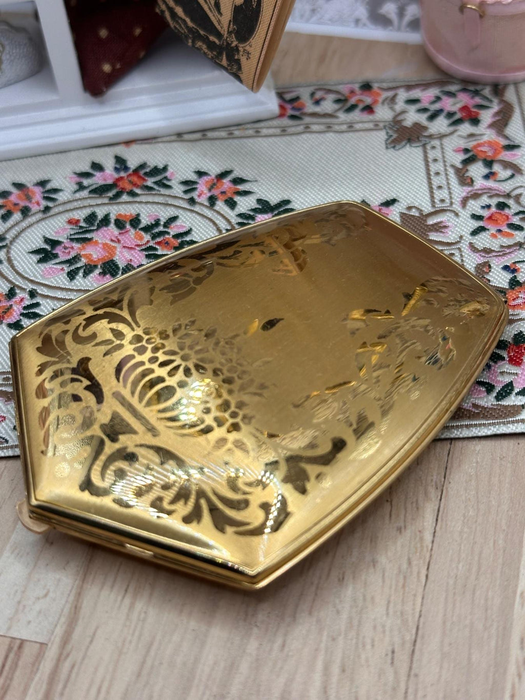 Vintage Elgin American Beauty Powder Compact, Gold Tone Floral with Pink Puff