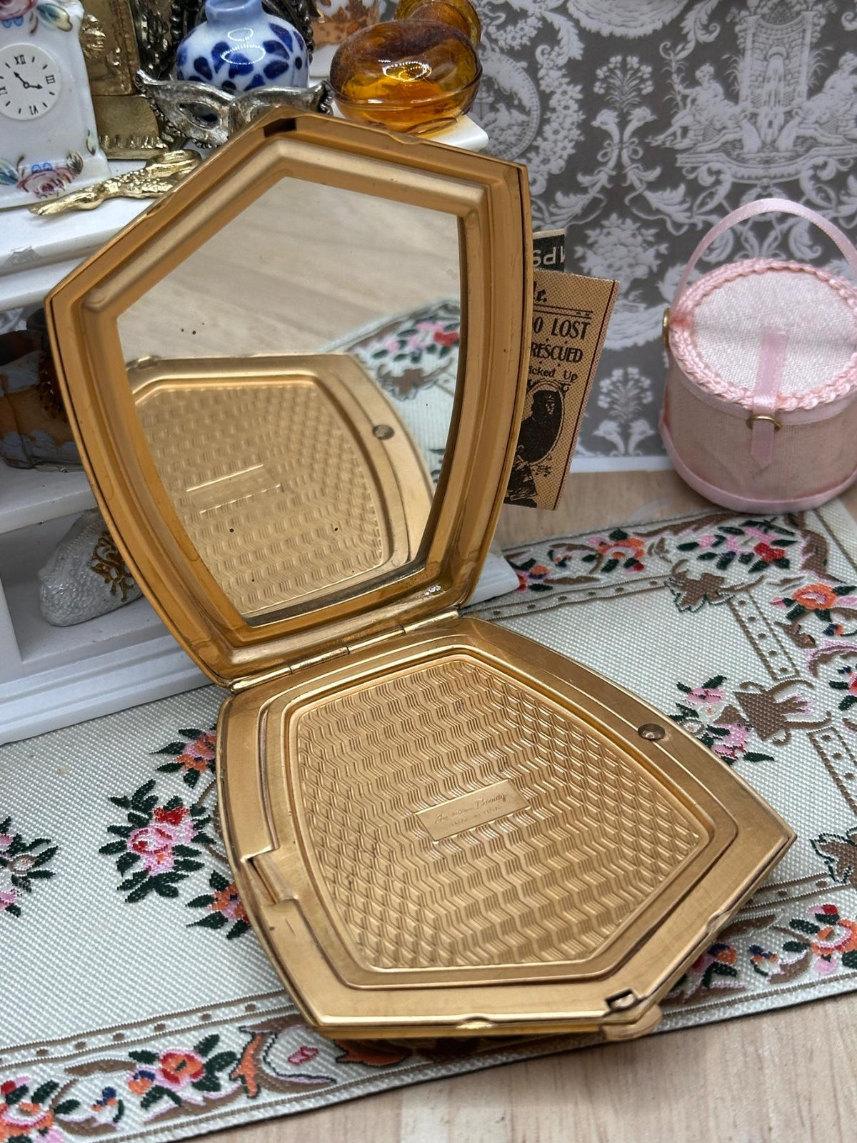 Vintage Elgin American Beauty Powder Compact, Gold Tone Floral with Pink Puff
