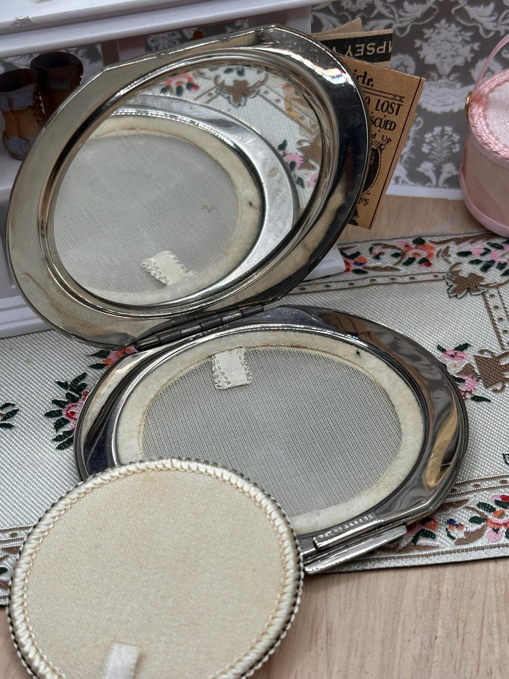Rare 1938 Stratton Clipped Round Red Enamel Powder Compact Art Deco