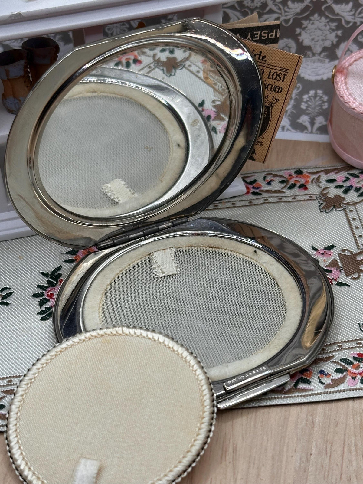 Rare 1938 Stratton Clipped Round Red Enamel Powder Compact Art Deco