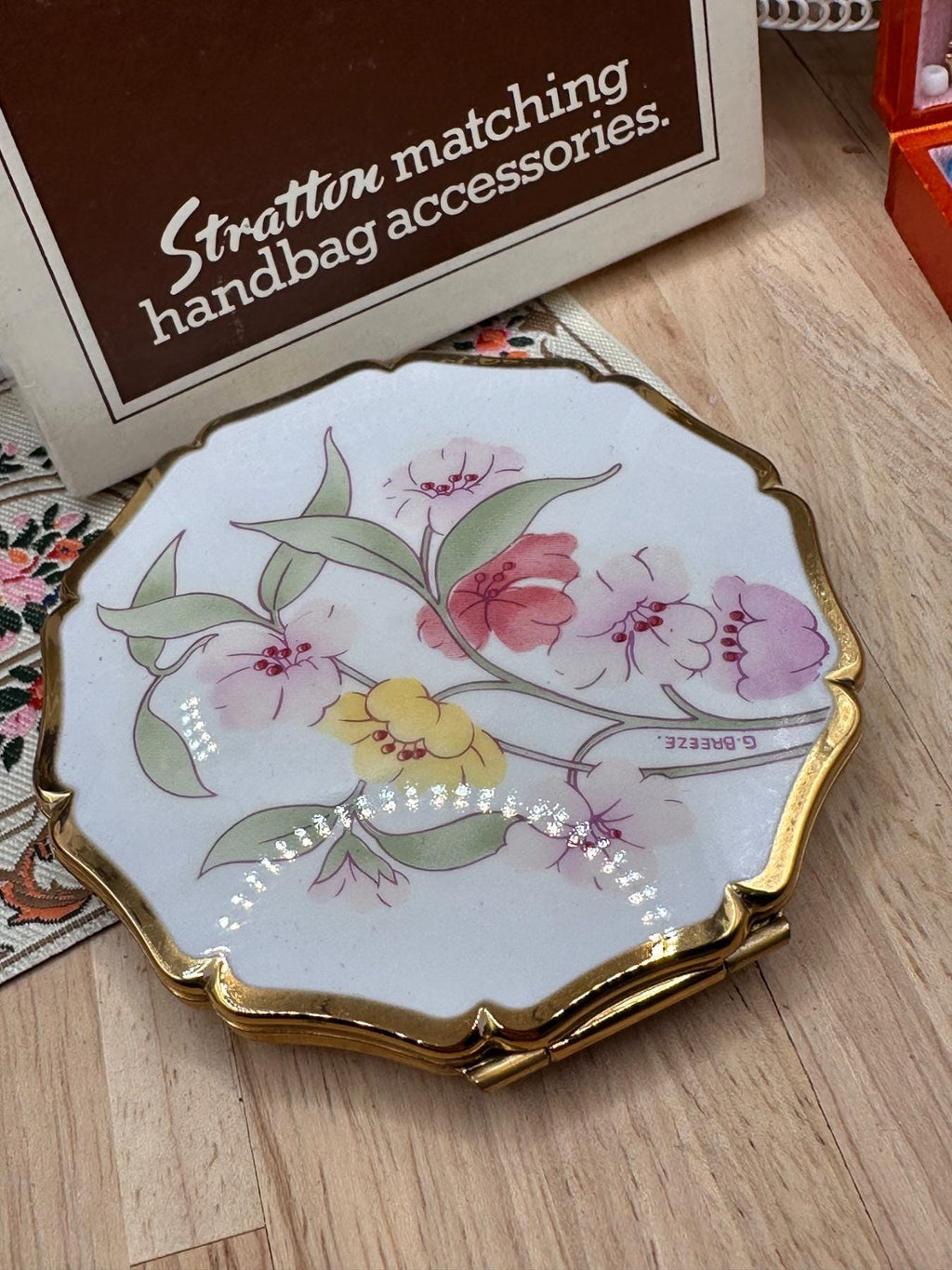 Vintage Stratton Boxed Powder Compact White Floral Gold Tone with Puff and Spare Sifter