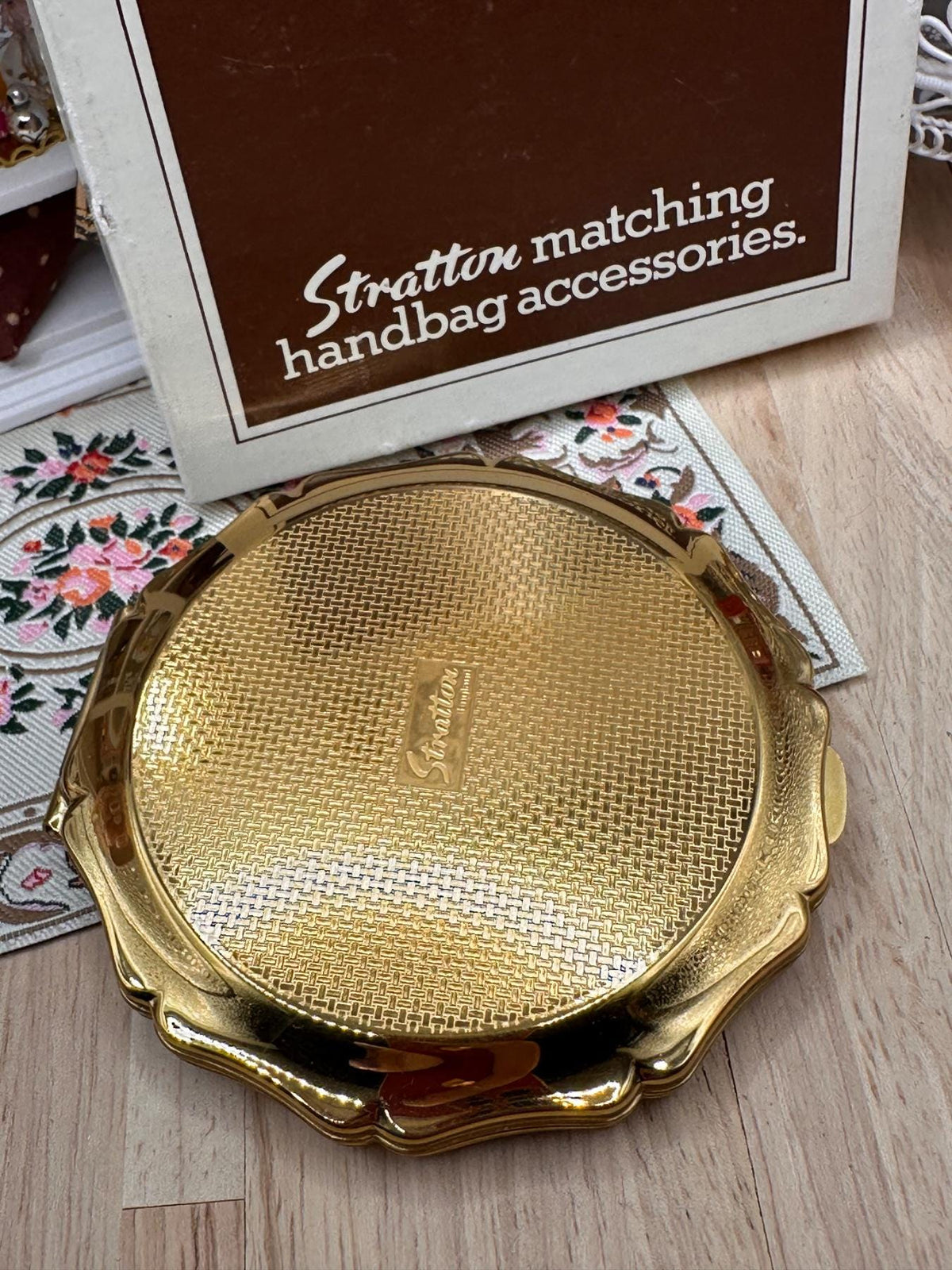 Vintage Stratton Boxed Powder Compact White Floral Gold Tone with Puff and Spare Sifter