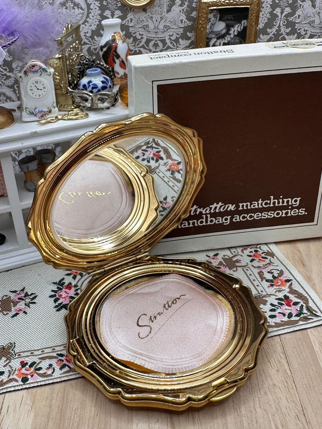 Vintage Stratton Boxed Powder Compact White Floral Gold Tone with Puff and Spare Sifter
