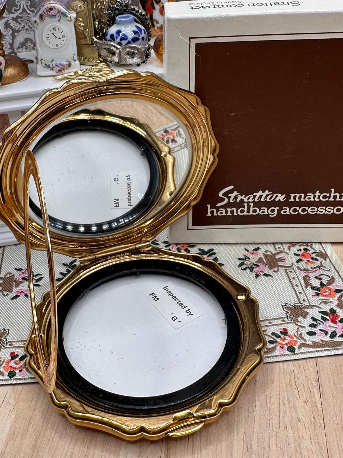 Vintage Stratton Boxed Powder Compact White Floral Gold Tone with Puff and Spare Sifter