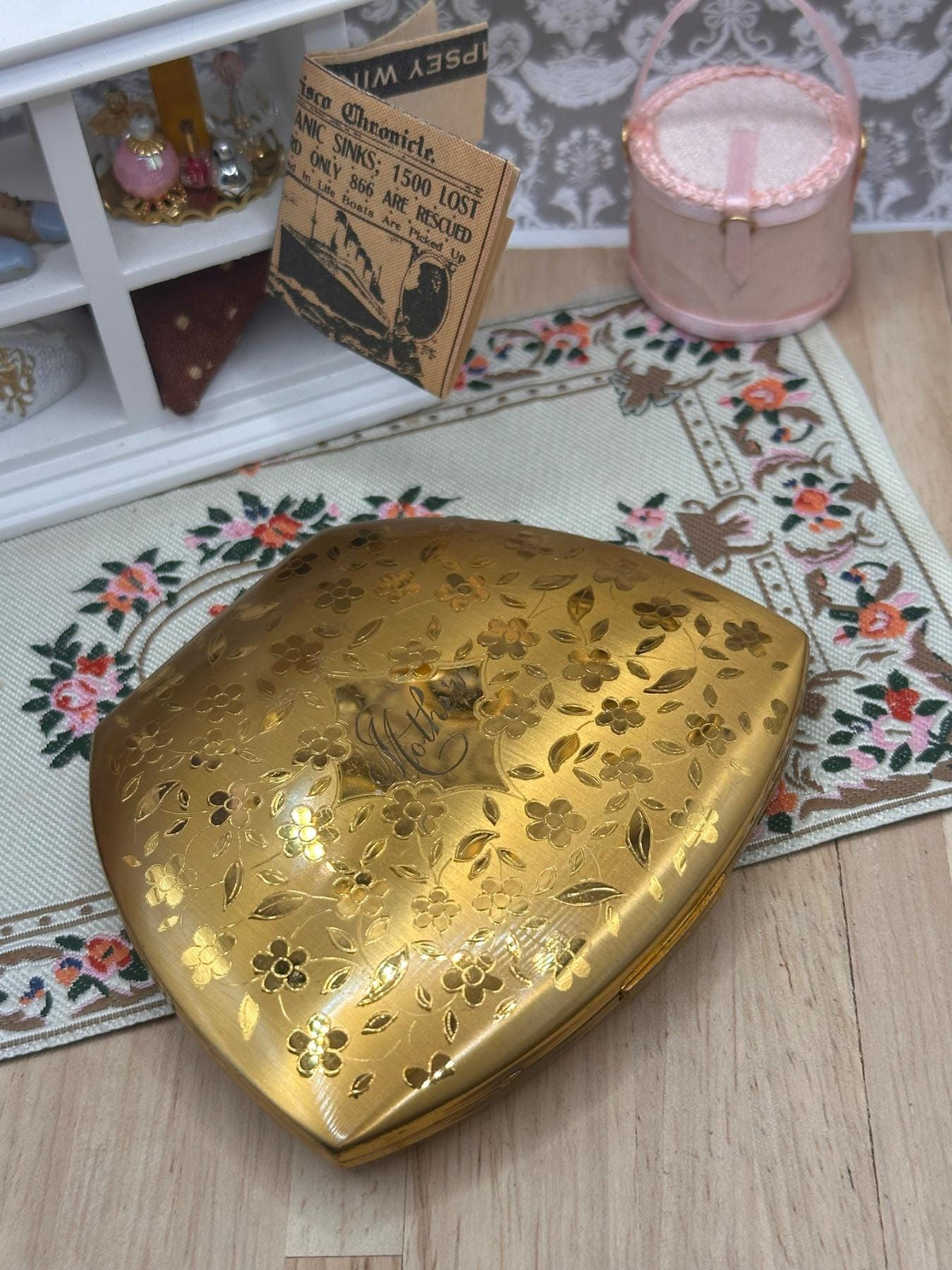 Vintage Elgin American Powder Compact Mother Inscribed Gold Tone Floral Compact