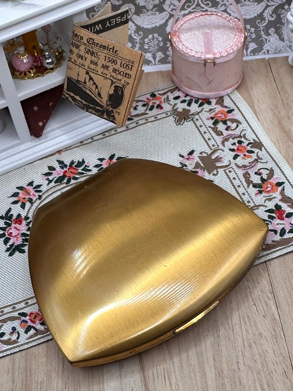 Vintage Elgin American Powder Compact Mother Inscribed Gold Tone Floral Compact