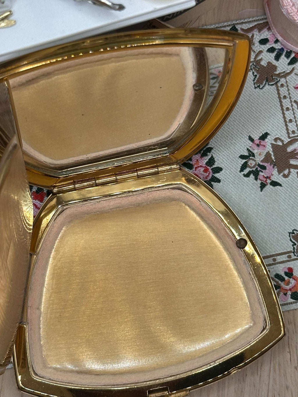 Vintage Elgin American Powder Compact Mother Inscribed Gold Tone Floral Compact
