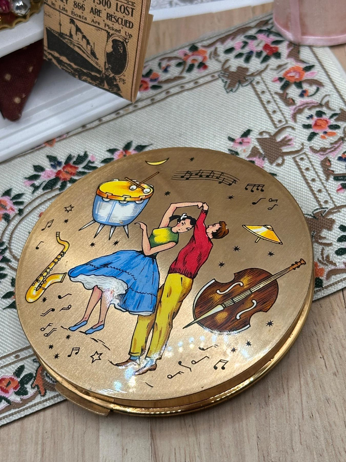 Vintage Rare Stratton Powder Compact Rock and Roll Dancers Jiving Couple 1950s