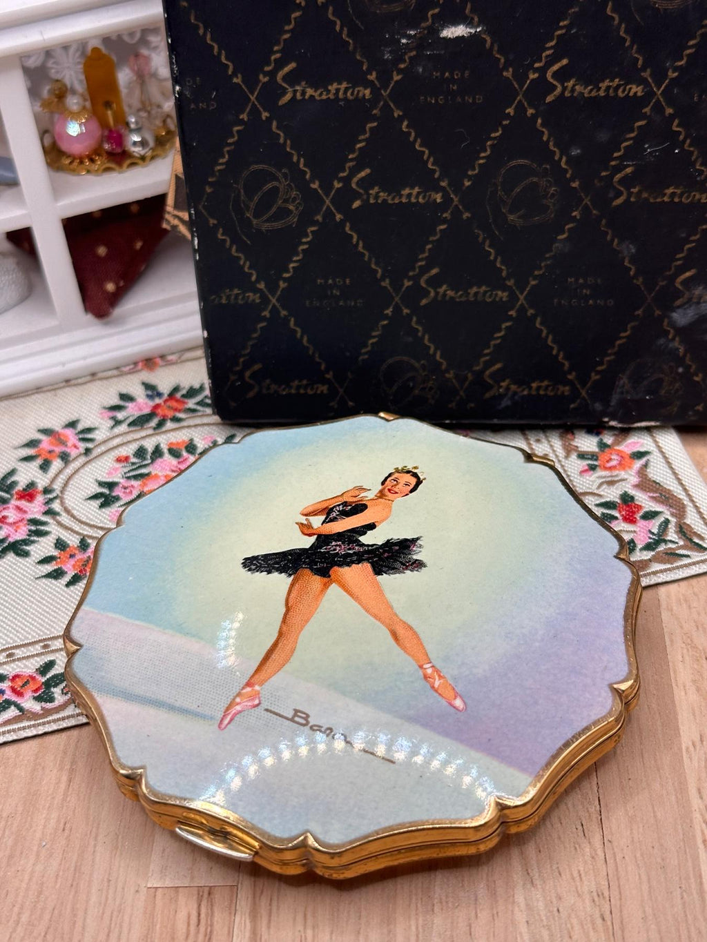 Vintage Stratton Baron Black Swan Ballerina Powder Compact – Nadia Nerina – Boxed 1950s