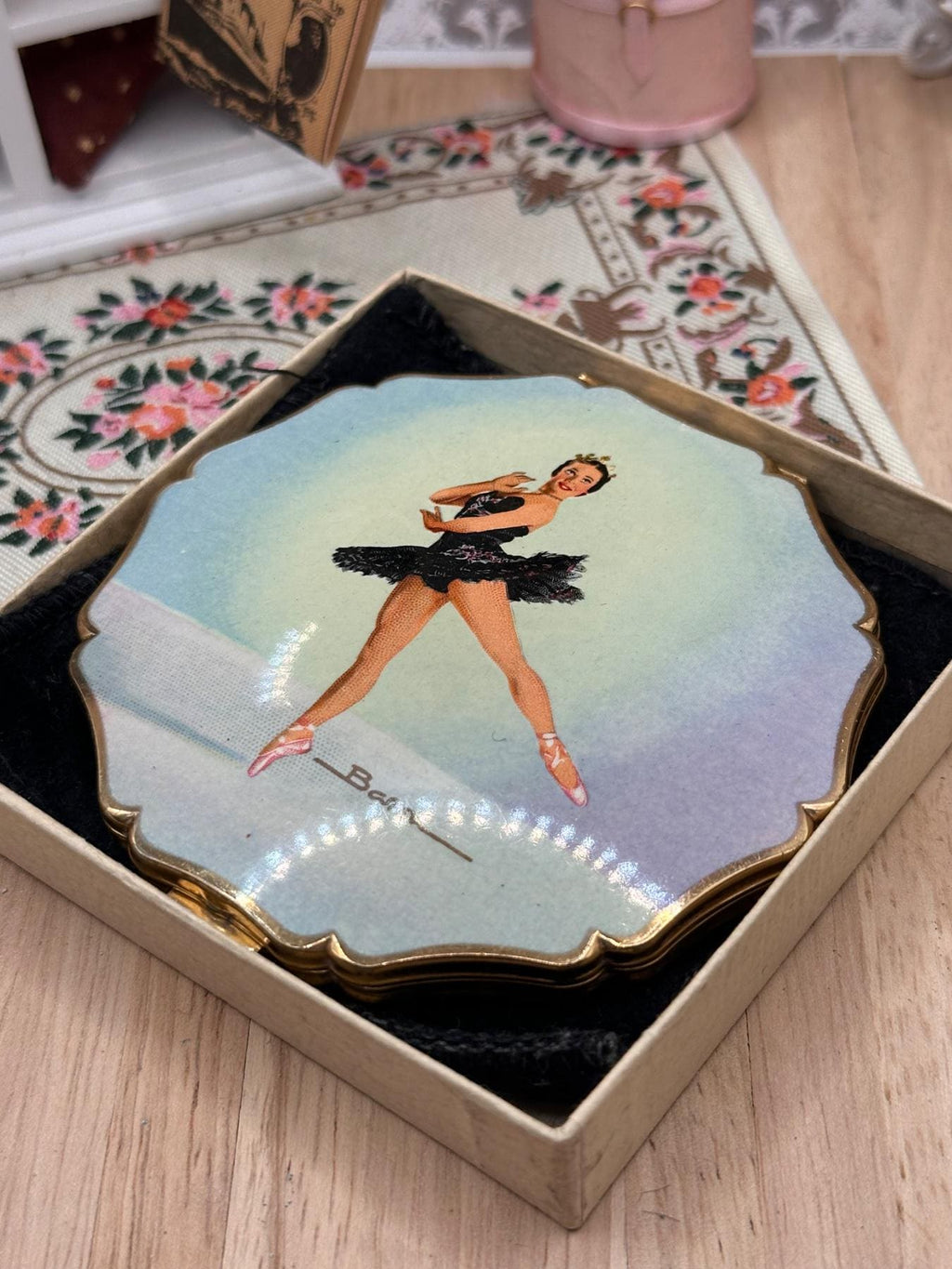Vintage Stratton Baron Black Swan Ballerina Powder Compact – Nadia Nerina – Boxed 1950s