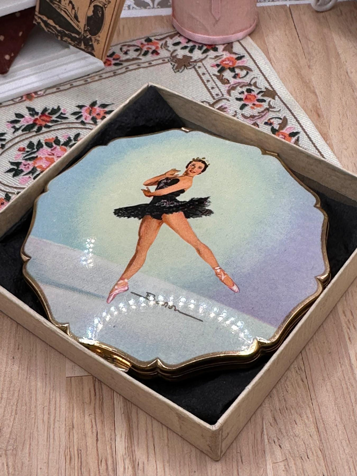 Vintage Stratton Baron Black Swan Ballerina Powder Compact – Nadia Nerina – Boxed 1950s