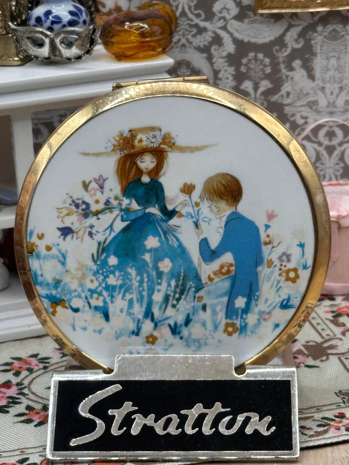 Vintage Stratton Foster Powder Compact – Boy Giving Girl Flower Romantic Scene – 1960s
