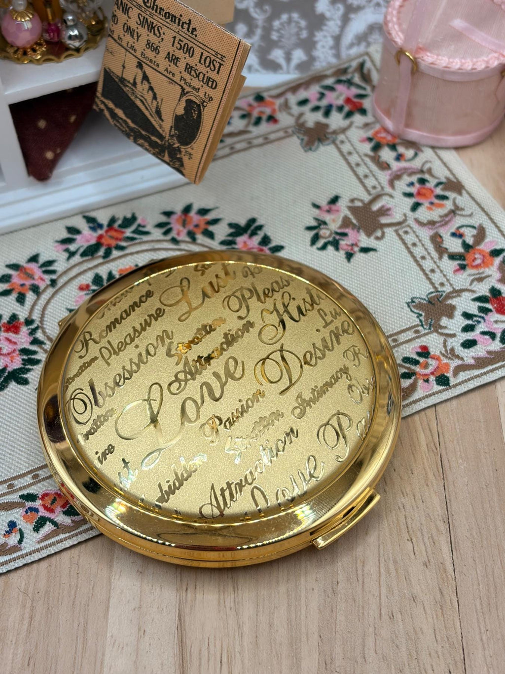 Stratton Vintage Powder Compact Gold Tone Romance Love Words New Old Stock