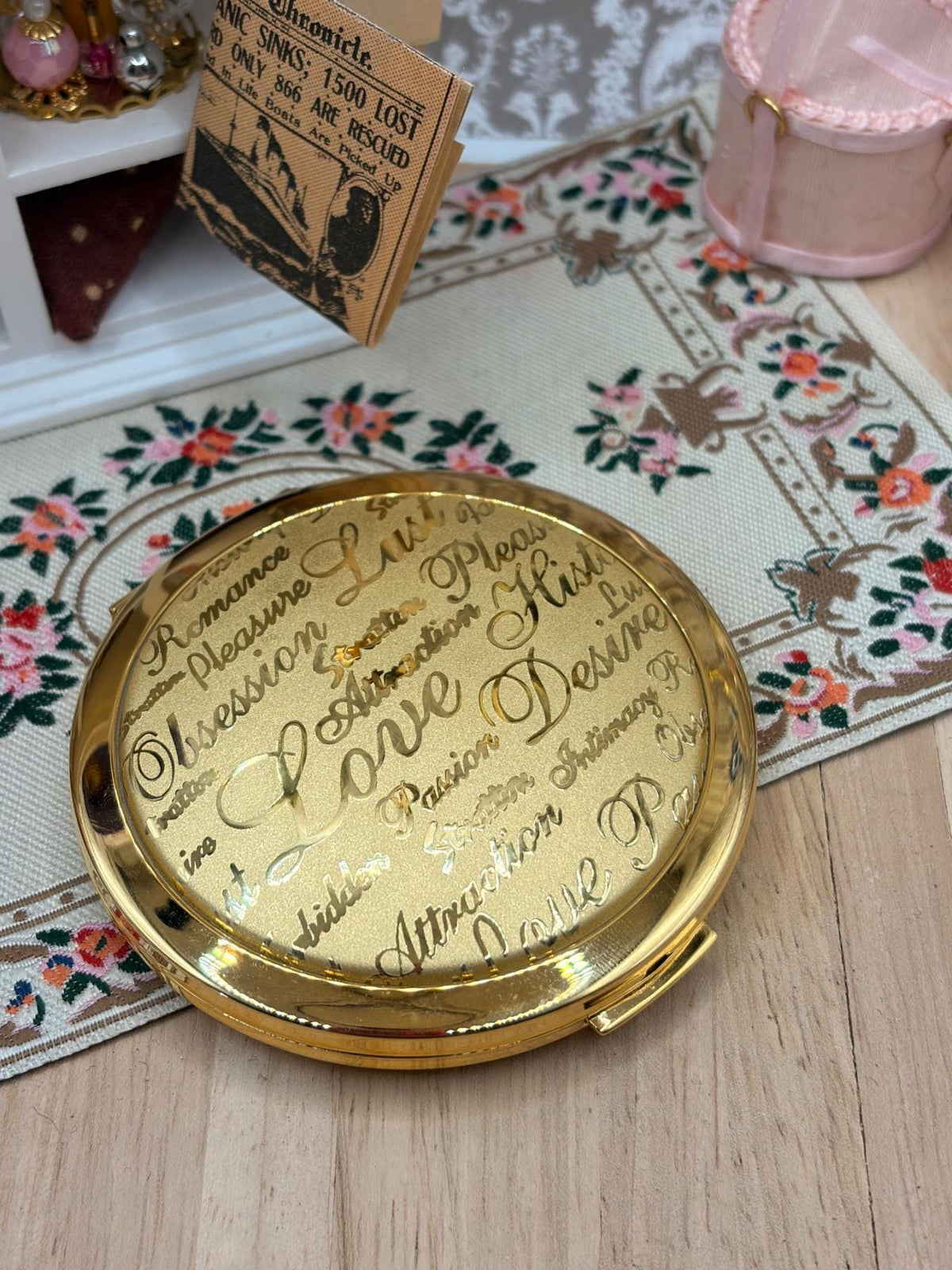 Stratton Vintage Powder Compact Gold Tone Romance Love Words New Old Stock