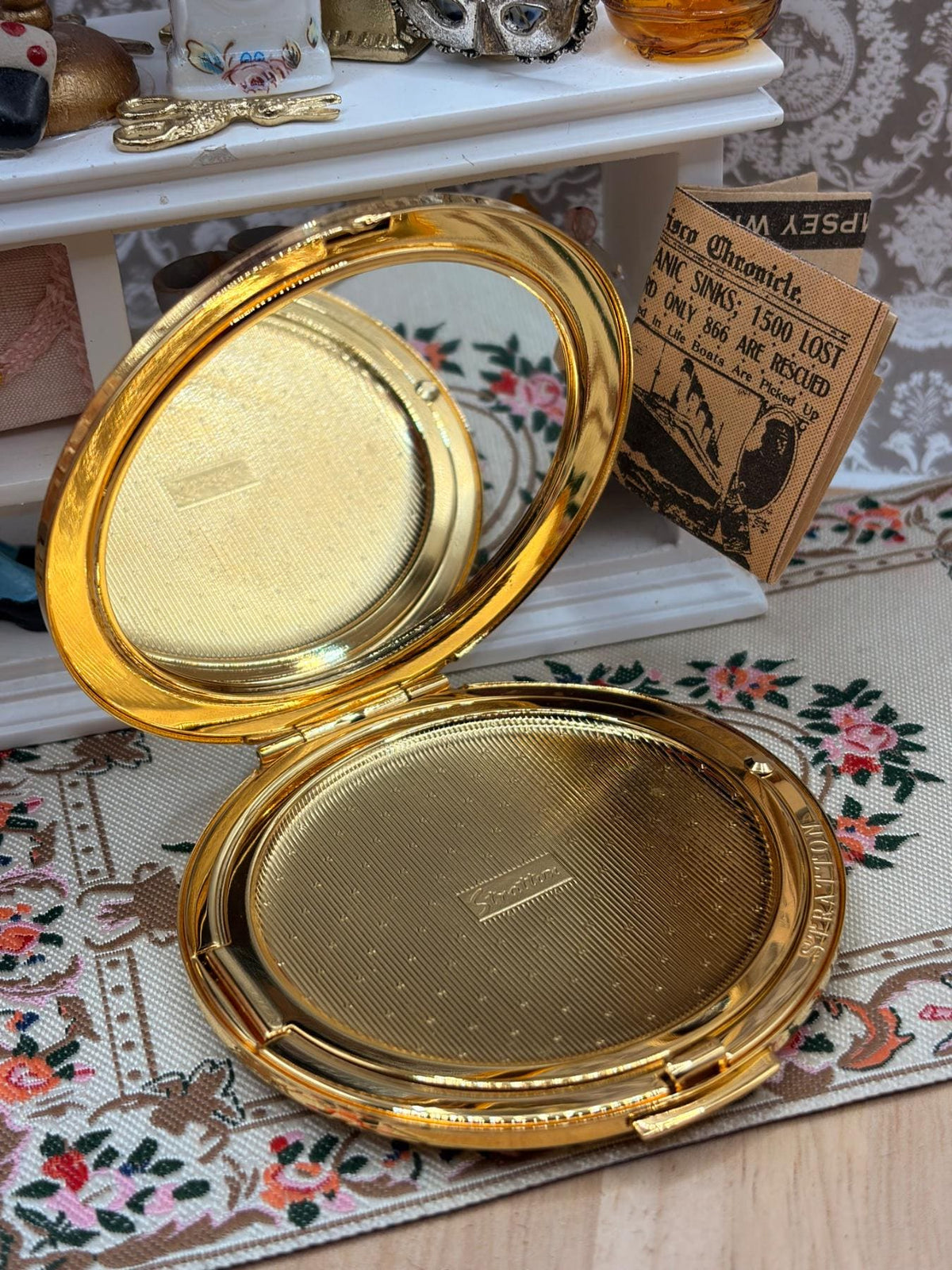 Stratton Vintage Powder Compact Gold Tone Romance Love Words New Old Stock