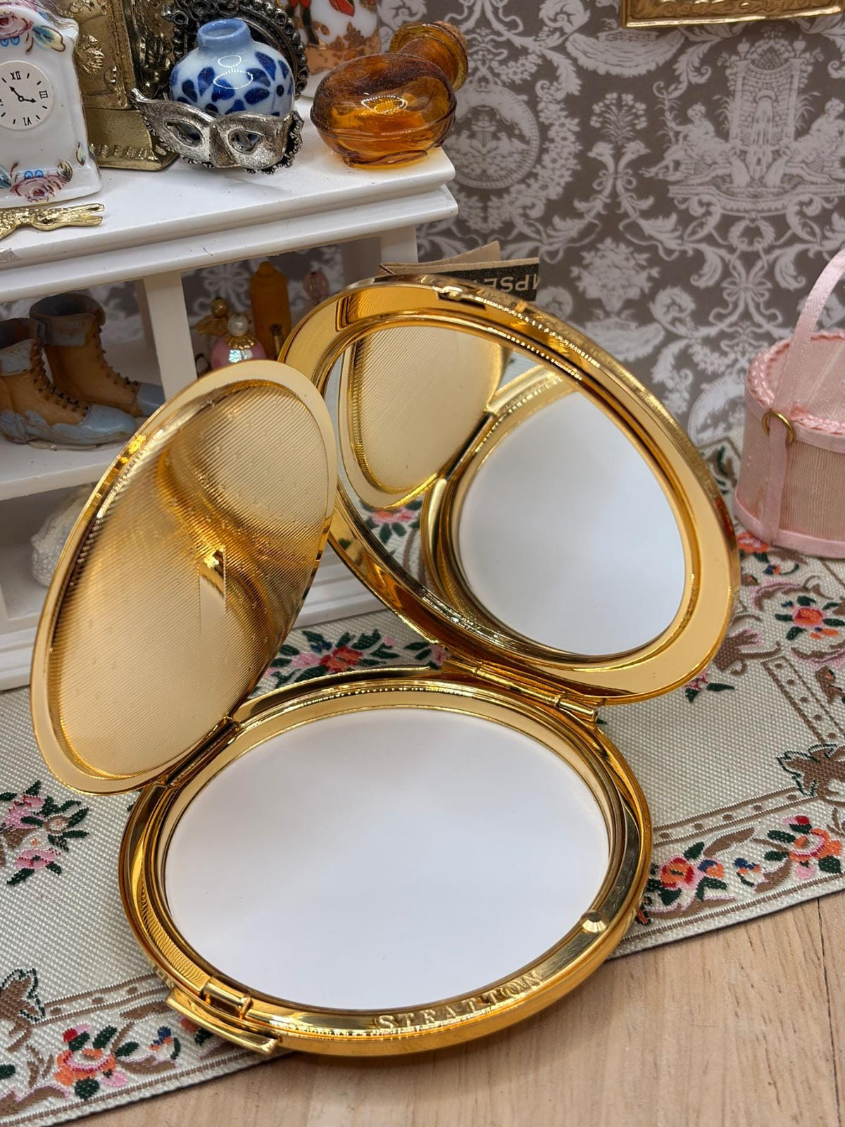 Stratton Vintage Powder Compact Gold Tone Romance Love Words New Old Stock