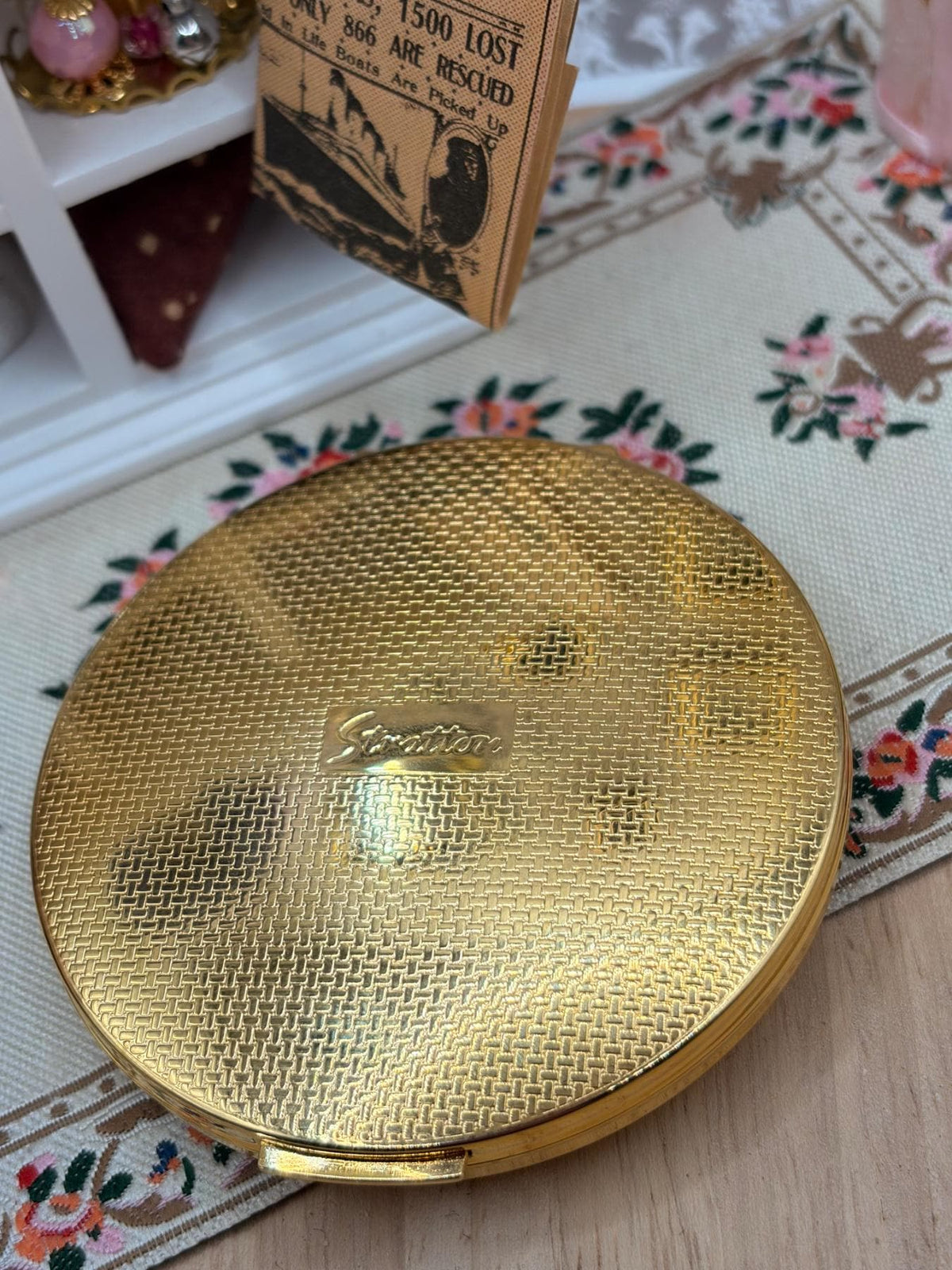 Stratton Vintage Powder Compact Gold Tone Romance Love Words New Old Stock