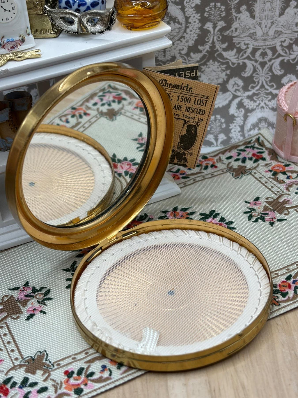 Vintage Floral Powder Compact, Burgundy Pink and Gold Tone Compact Mirror, 1950s