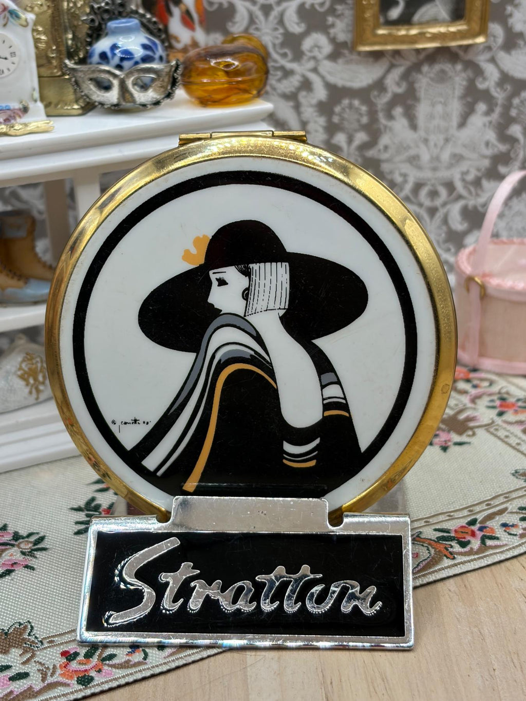 Stratton Vintage Powder Compact Signed Art Deco Woman Portrait Gold Tone 1980s
