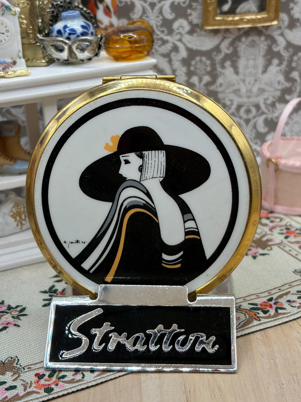 Stratton Vintage Powder Compact Signed Art Deco Woman Portrait Gold Tone 1980s