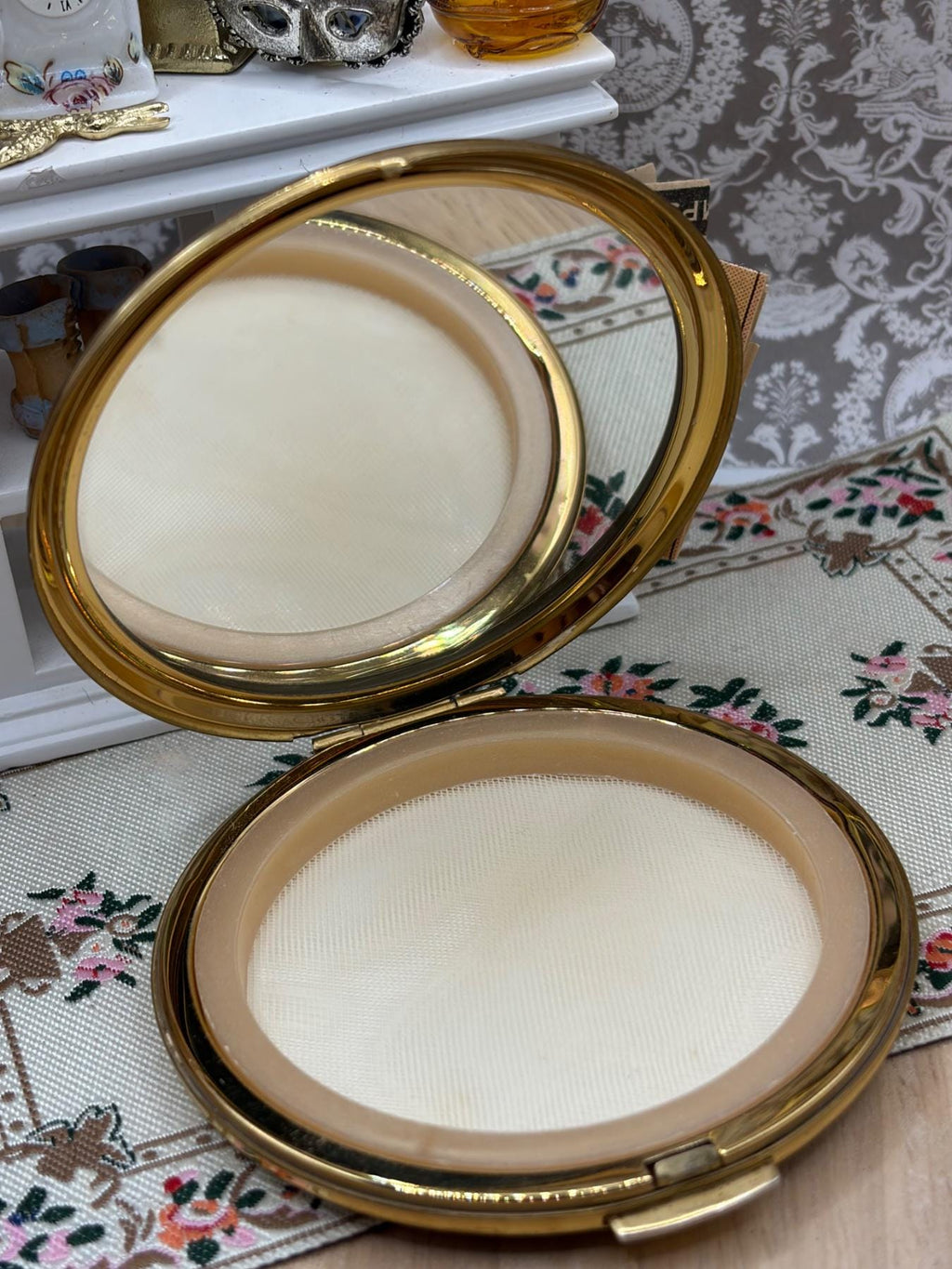 Stratton Vintage Powder Compact Signed Art Deco Woman Portrait Gold Tone 1980s