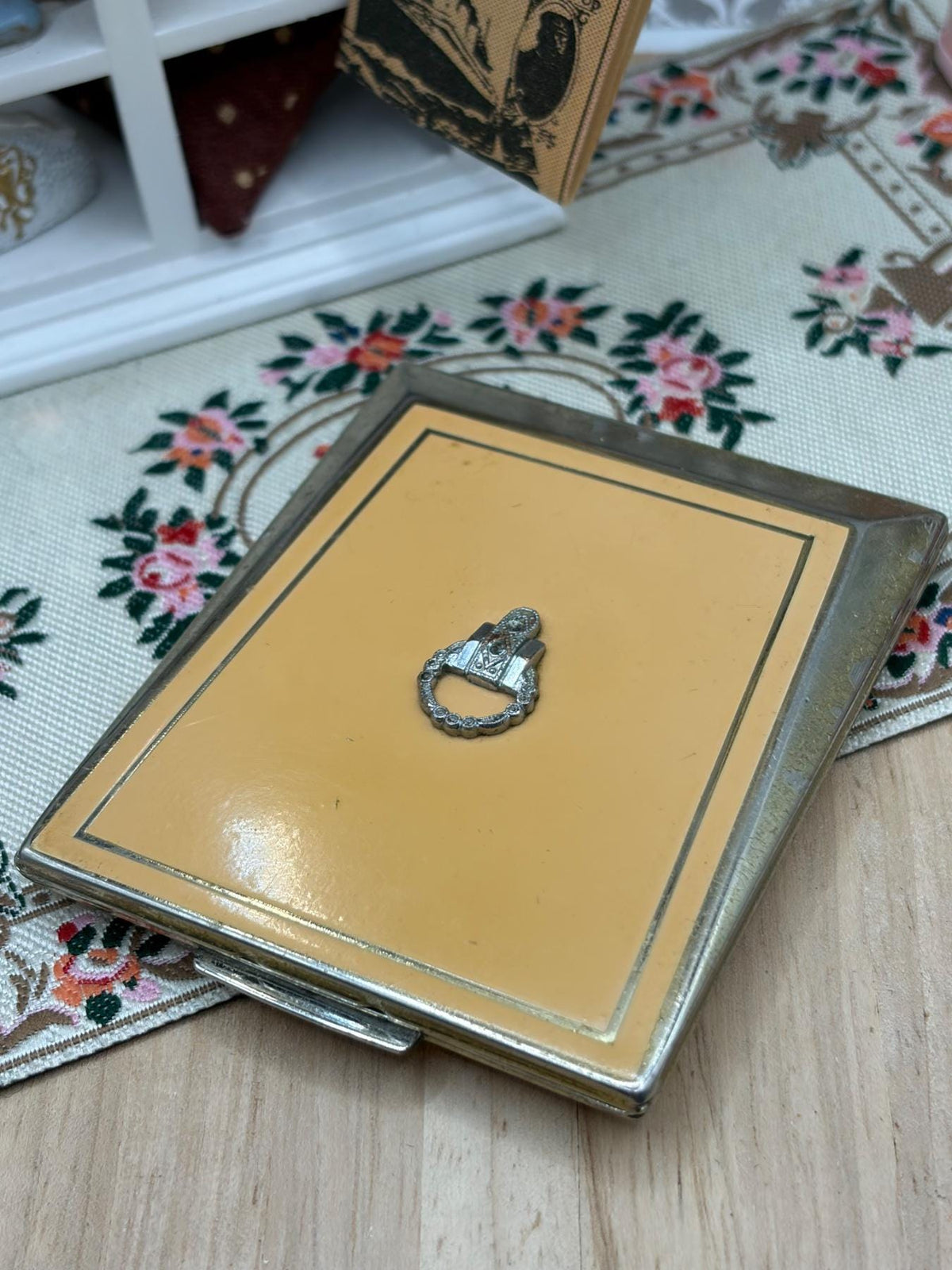 Vintage Rare Stratton Wedge Powder Compact Peach Enamel Stone-Set Clasp Motif 1930s