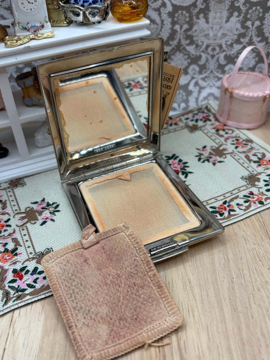 Vintage Rare Stratton Wedge Powder Compact Peach Enamel Stone-Set Clasp Motif 1930s