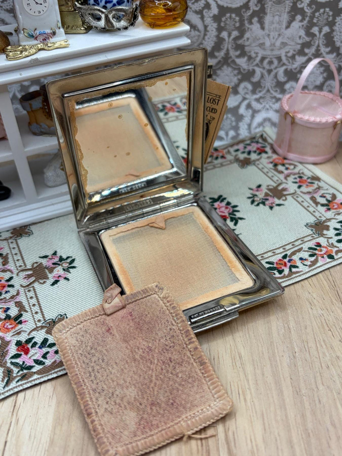 Vintage Rare Stratton Wedge Powder Compact Peach Enamel Stone-Set Clasp Motif 1930s