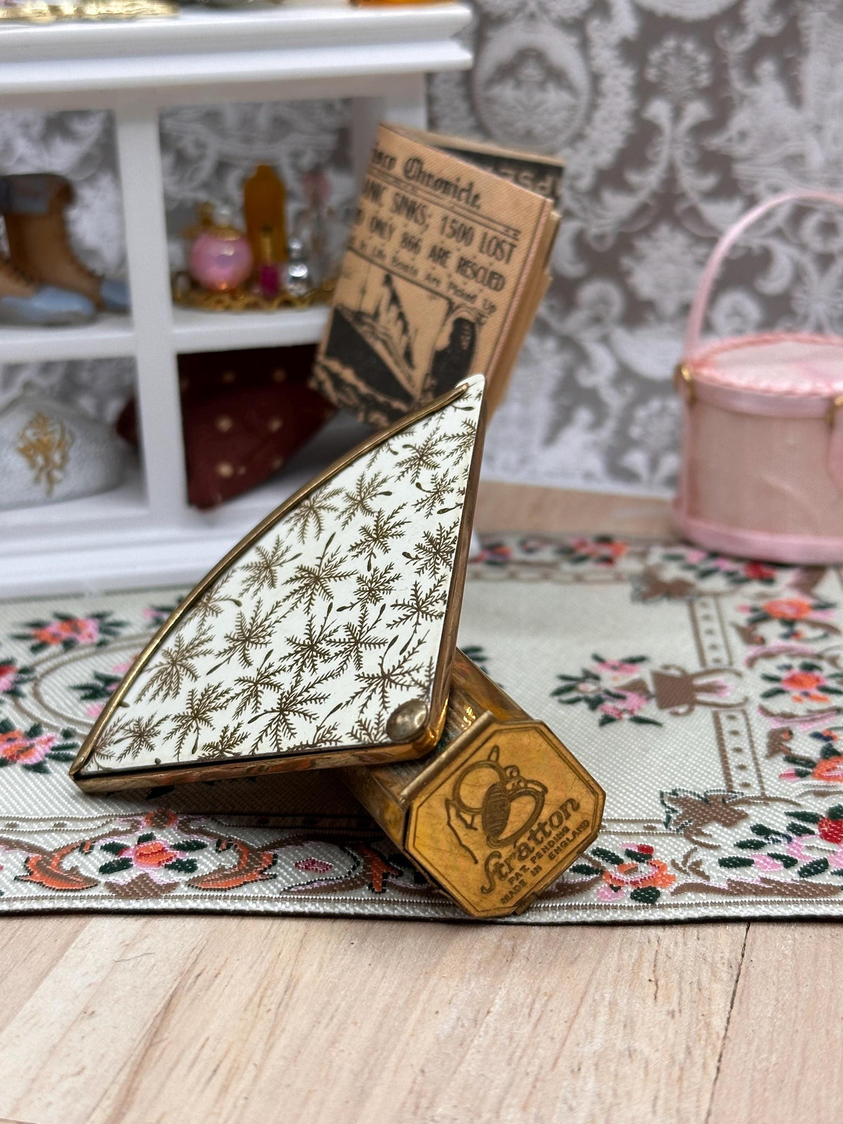 Vintage Stratton Fan-Shaped Lip View – Gold Starburst Enamel, Lipstick Holder & Mirror