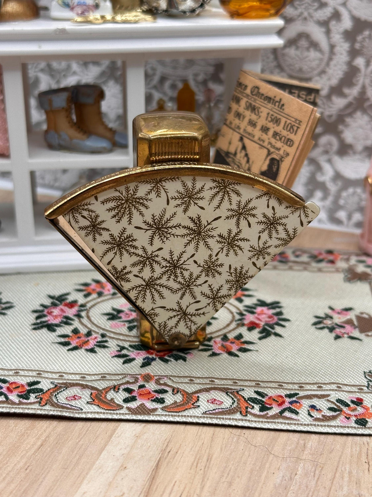 Vintage Stratton Fan-Shaped Lip View – Gold Starburst Enamel, Lipstick Holder & Mirror